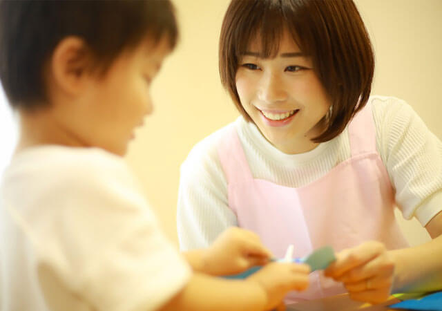 児童を介護中の児童支援員